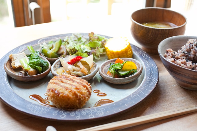 アースツリーカフェ 千葉県鴨川市 森と海を感じながら 美味しいヴィーガン料理を