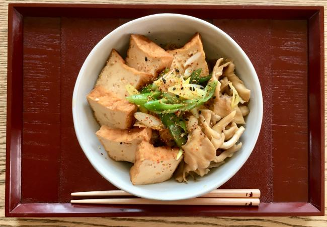 きのこと厚揚げ丼 1人ごはんに最適 ヘルシーヴィーガン丼ぶり お家で簡単 ベジごはん